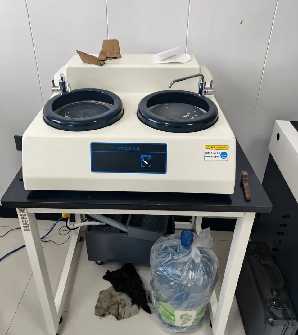 Metallographic grinding and polishing machine with two rotating platens on a benchtop